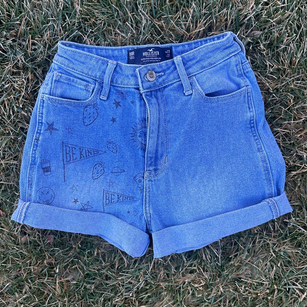 Hollister Sketched High Rise Mom Jean Cuffed Denim Medium Wash Graffiti Shorts
